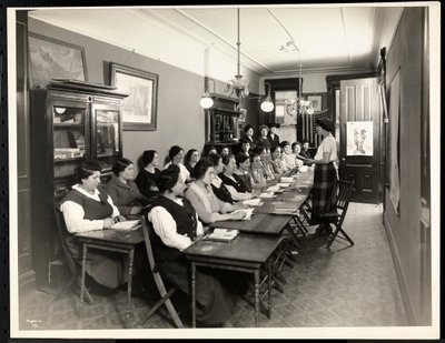 Een Amerikaanse inburgeringsklas voor vrouwen bij de Rodeph Sholom Sisterhood, 157 East 94th Street, New York, 1920 (zilveren gelatin afdruk) door Byron Company
